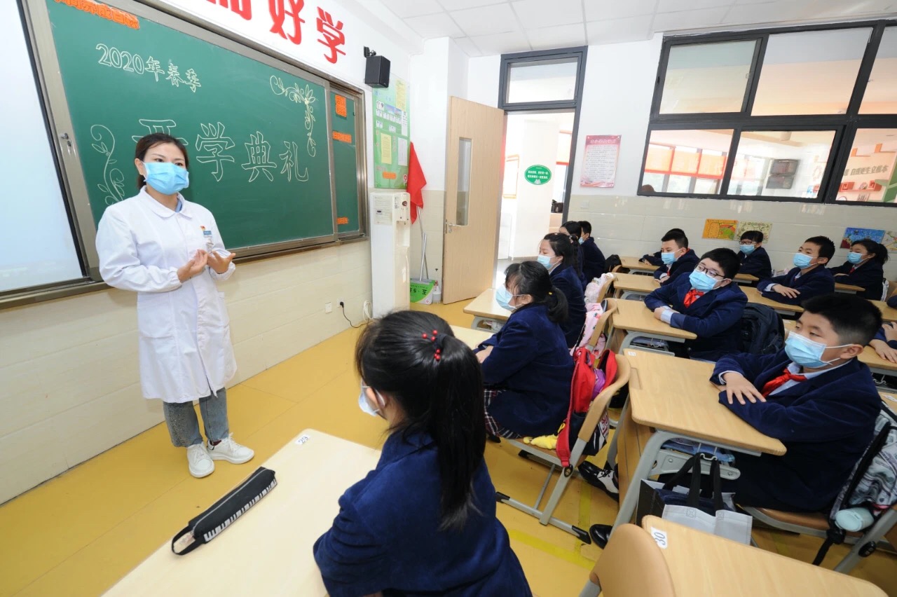 福彩3d驰援武汉医疗队队员张安娜为西安经开第一学校学生做开学演讲