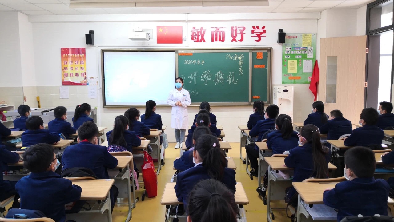 福彩3d驰援武汉医疗队队员张安娜为西安经开第一学校学生做开学演讲